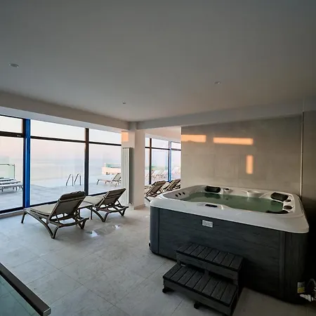 Perfect Sea View - Infinity Pool&spa&ev Friendly Apartment Mamaia